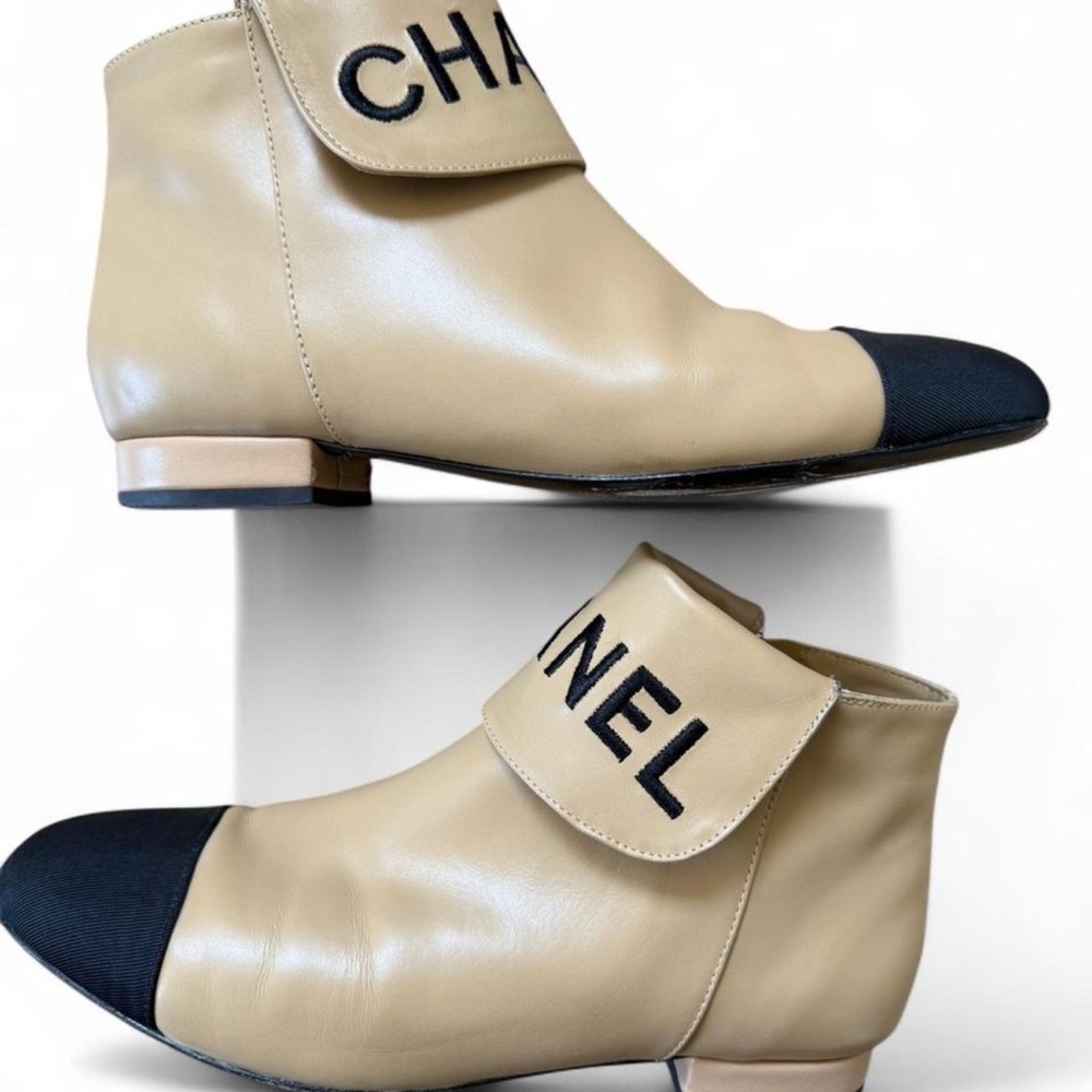 CHANEL fold-over flat ankle boots in lambskin leather - Picture 3 of 10